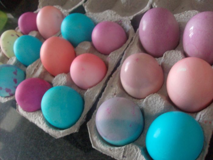 Egg coloring with food coloring